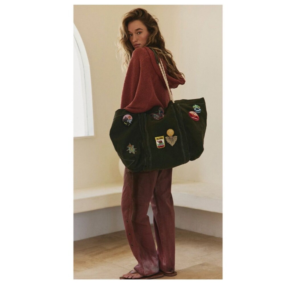 NEW FREE PEOPLE SEA SERPENT GREEN BEEN THERE BADGE PATCHES CANVAS TOTE BAG